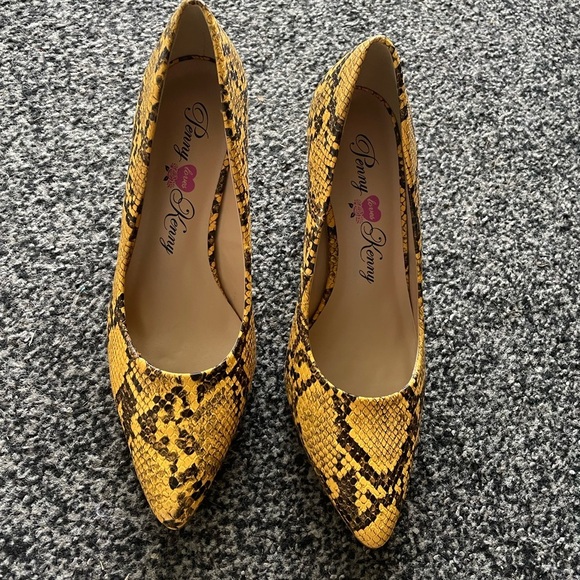 Snakeskin Print Pumps – Yellow, Chunky Heel, Pointed Toe - Picture 9 of 11